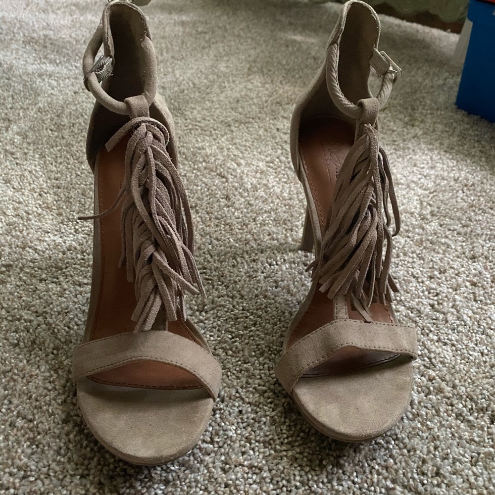 Fringe tan heels